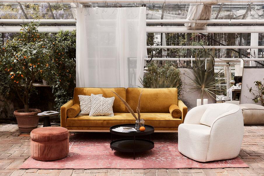zółta sofa i czerwony puf
