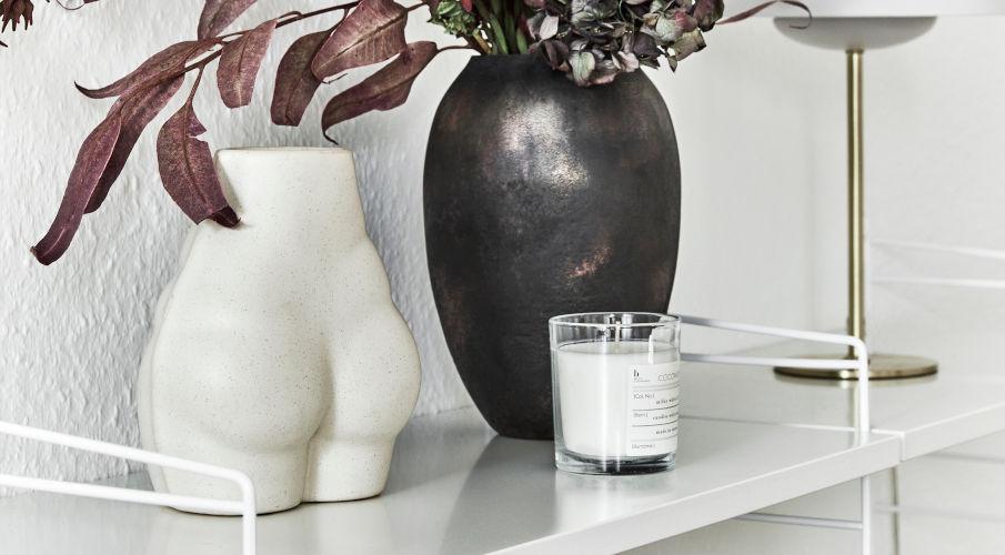 Świeczniki na tealighty Świecznik na tealight stojący obok wazonu i rzeźby