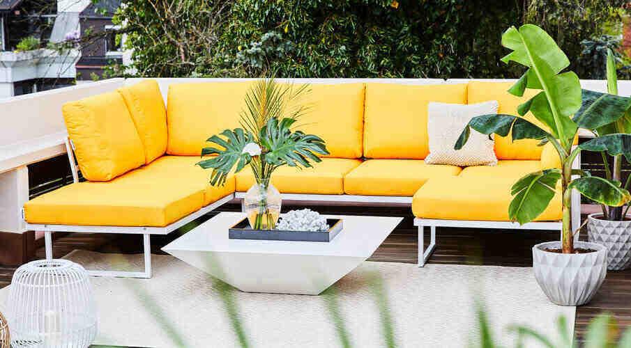 Sofy modułowe Żółta sofa modułowa stojąca pod drzewem