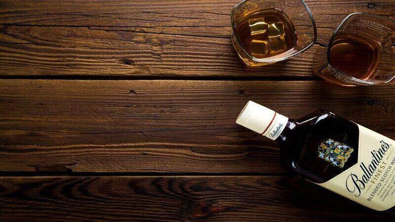 Karafki do whisky Butelka whisky i dwie szklanki