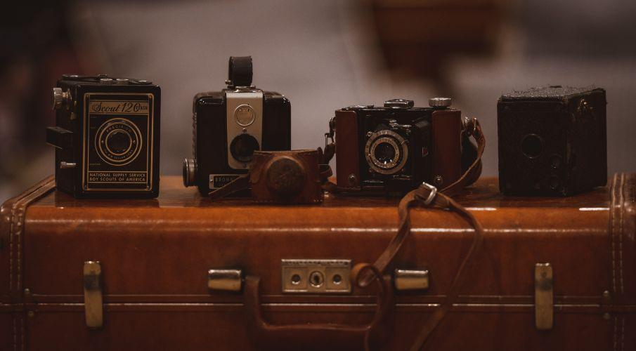 Stare aparaty fotograficzne Kilka starych aparatów fotograficznych stojących na walizce