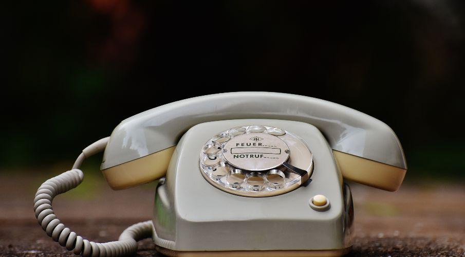 Stare telefony Szary telefon vintage z kablem