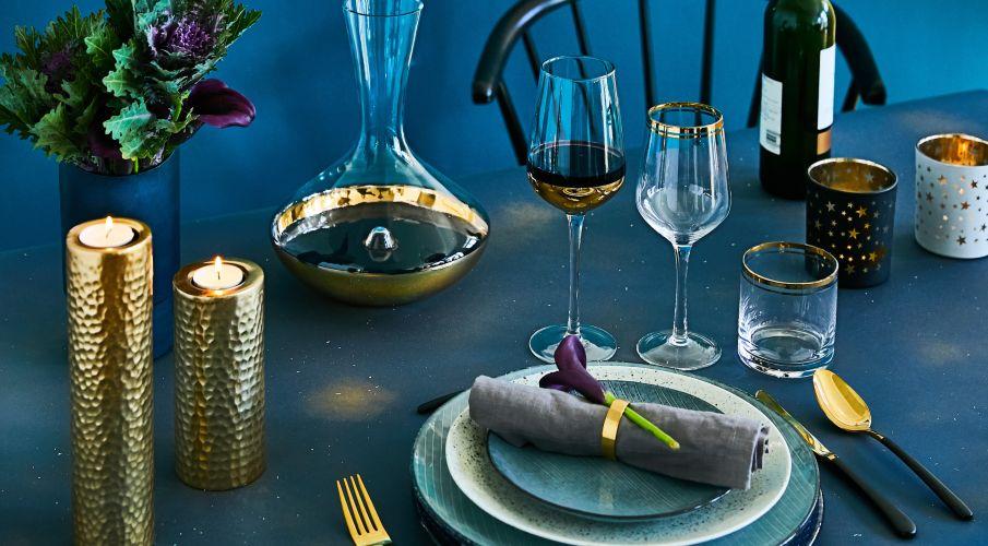 Ozdobne butelki Elegancka butelka na wino stojąca na stole obok świeczek