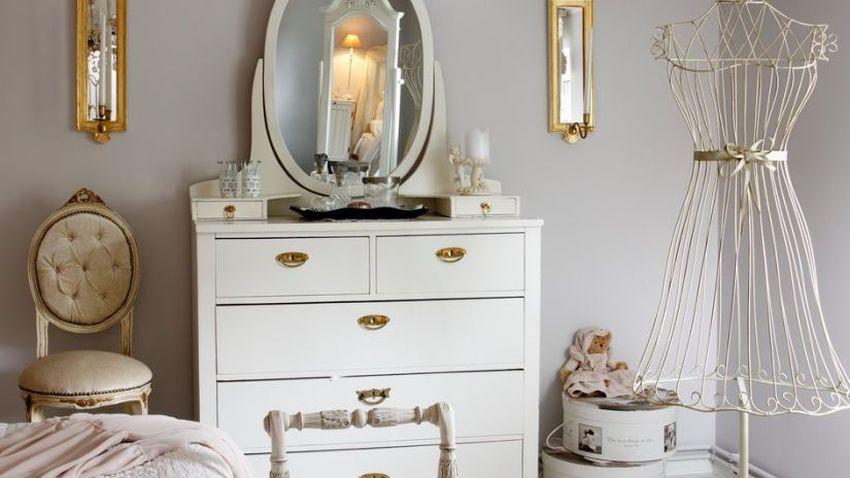 Skriňa so zrkadlom v shabby chic štýle