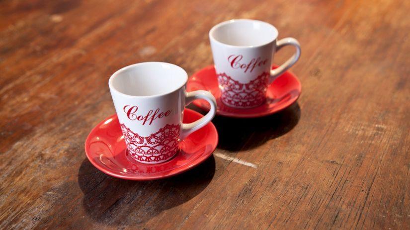 Trendy červené šálky na espresso