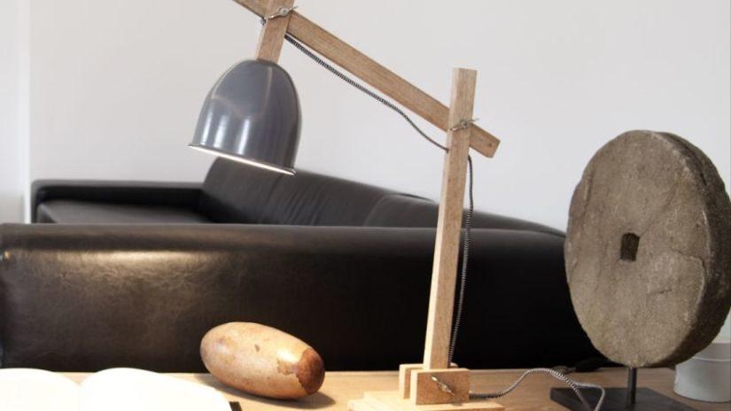 Štýlová stolová lampa z dreva
