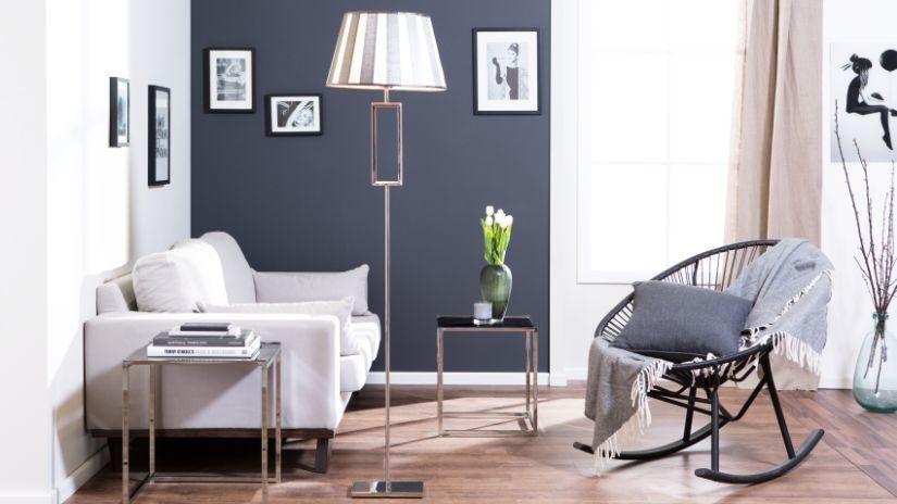 Elegantná sivá stojaca lampa