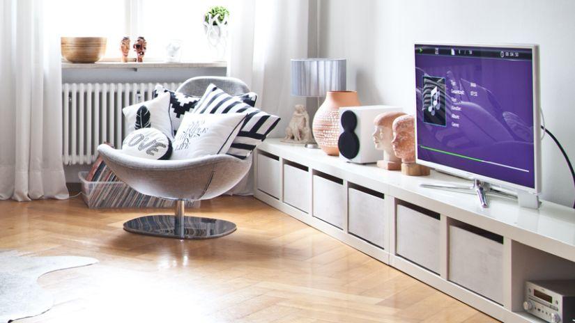 Biely praktický stolík pod TV