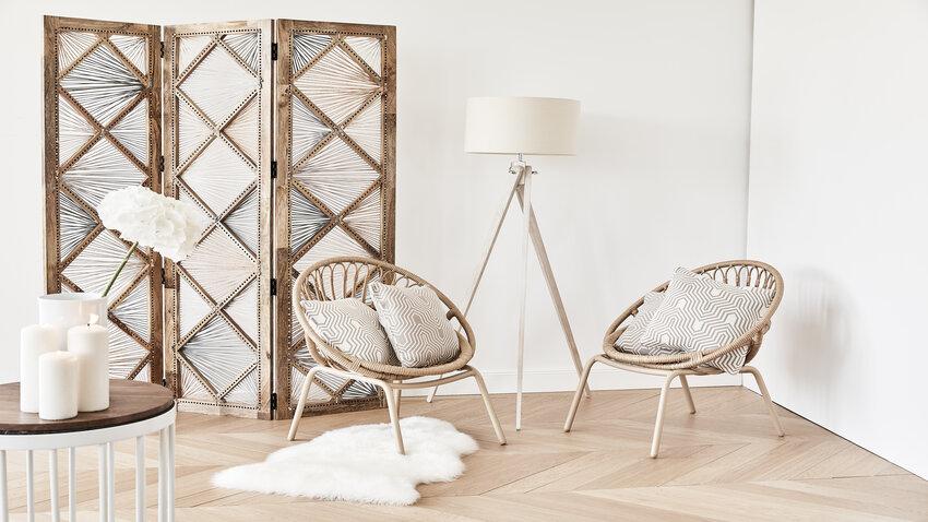 stojacia lampa v boho obývačke