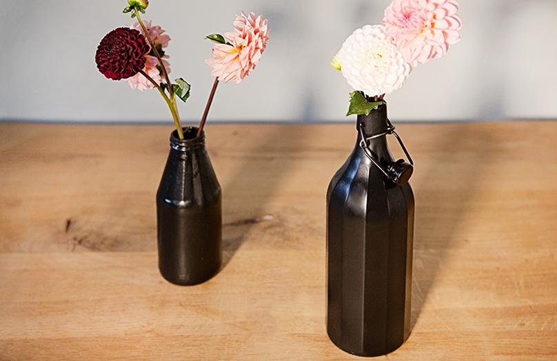 Stilvolles DIY: mattschwarze Vasen