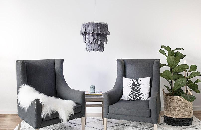 Aparte Erleuchtung: DIY Boho Feder-Kronleuchter