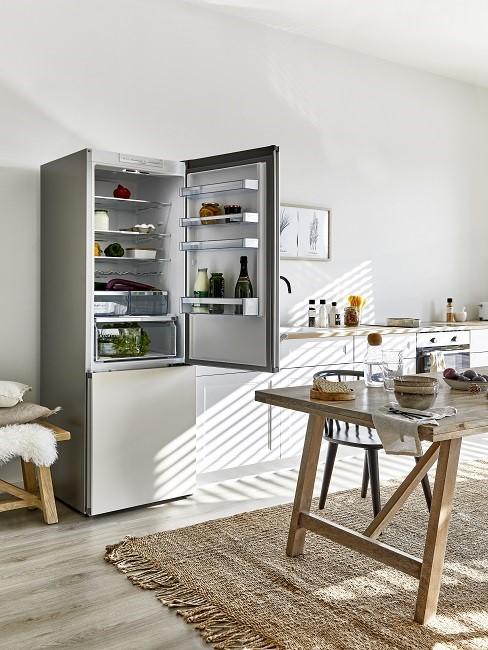 Küche planen Elektrogeräte Kühlschrank Offene Kühlschranktür in Küche