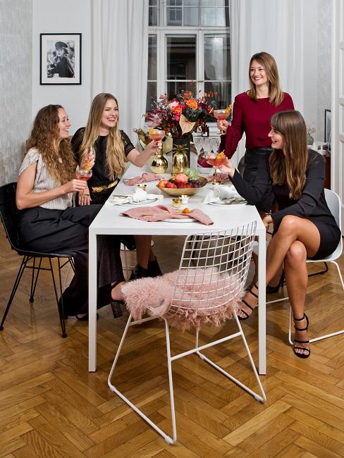 Mädelsabend Frauen sitzen am Tisch
