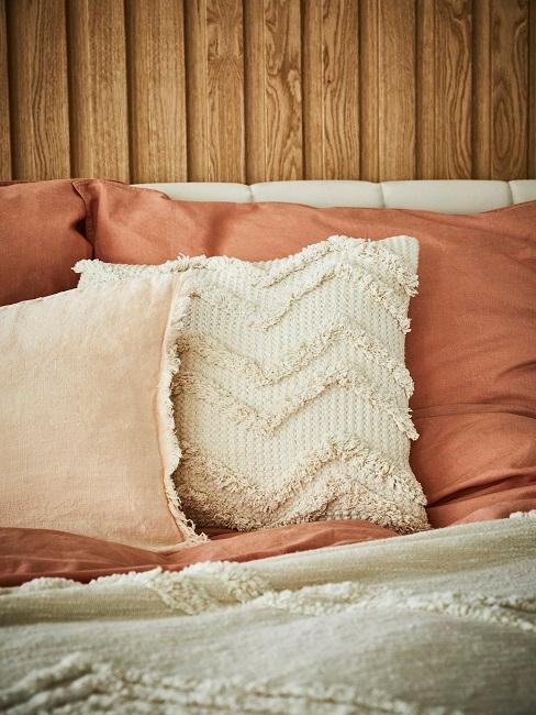 Kissen dekorieren Kissen auf dem Bett