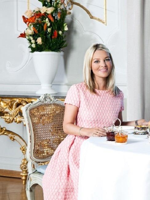 Graefin Sandra Bernadotte Schloss Esstisch Graefin Sandra Bernadotte Schloss Esstisch