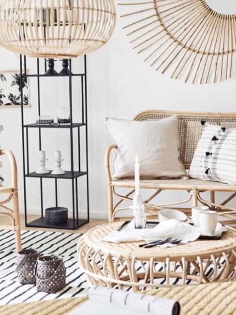 Wohnzimmer mit hellen Rattanmöbeln und Ethno-Dekokissen
