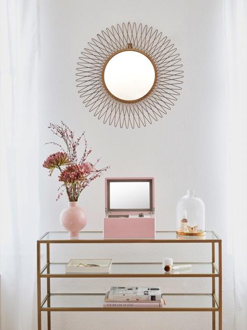 Couloir avec des éléments décoratifs roses