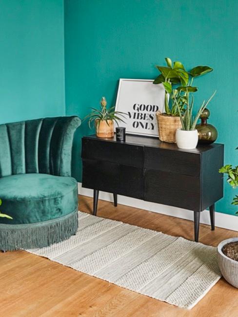 Luftreingende Pflanzen im Wohnzimmer Verschiedene luftreinigende Pflanzen arrangiert im Wohnzimmer mit Teppich, Samt Sitzmöbeln und einer Konsole