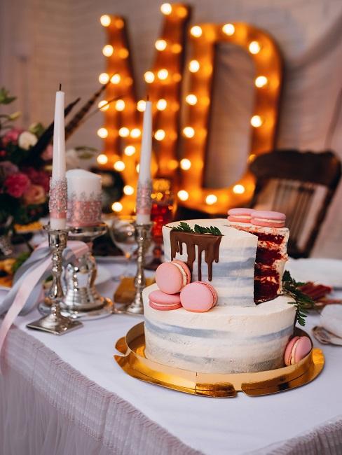 Tischdeko zum Geburtstag mit Torte, Kerzen und Blumen