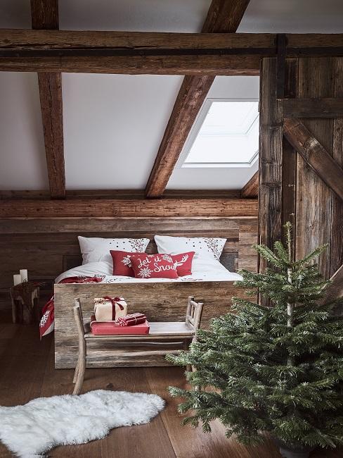 Schlafzimmer rustikal Rustikales Schlafzimmer mit dunkler Holzverkleidung an den Wänden, einem Bett aus Holz und einer Tanne