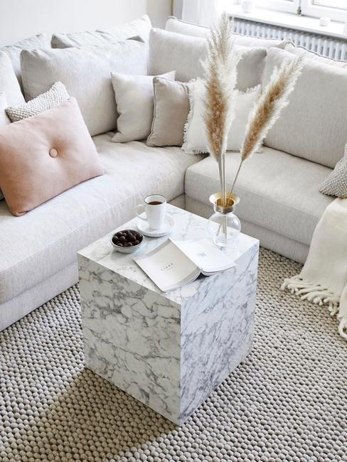 Cube de marbre blanc sur un tapis au milieu d'un salon