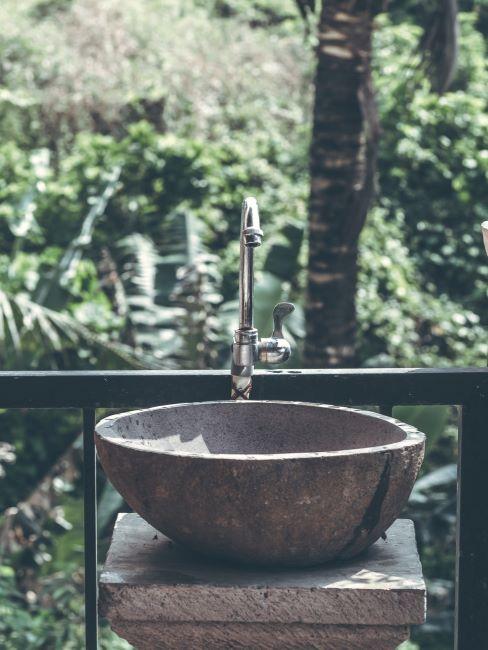 come risparmiare acqua lavandino in pietra in giardino verde