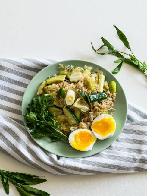 sostenibilità alimentare piatto verde con riso, zucchine, spinaci e uova