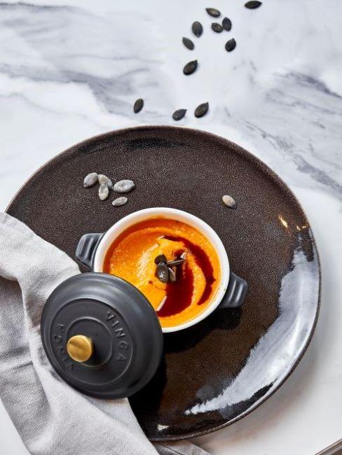 zuppe invernali piatto nero con ciotola con zuppa invernale vista dall'alto