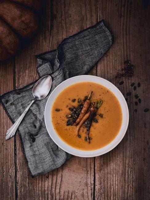 vellutata di verdure tavolo in legno con vellutata di zucca vista dall'alto