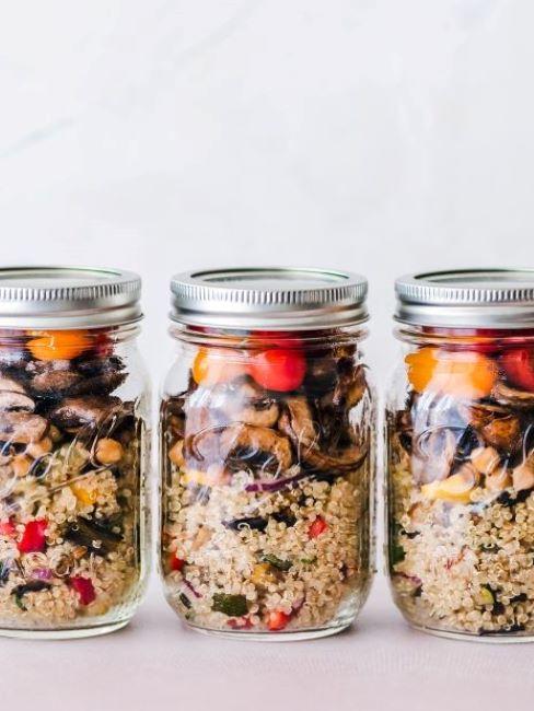 quinoa proprietà barattoli di vetro con quinoa e verdure
