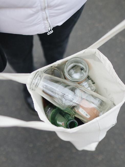 raccolta differenziata borsa con bottiglie di vetro