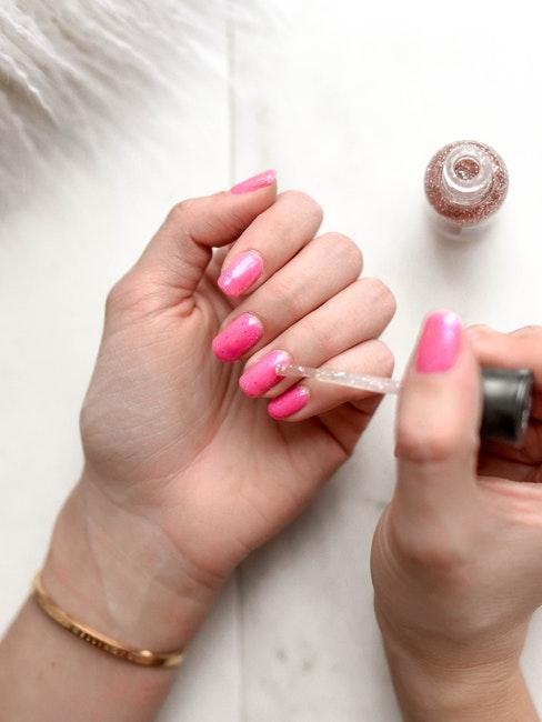 manicure con smalto rosa