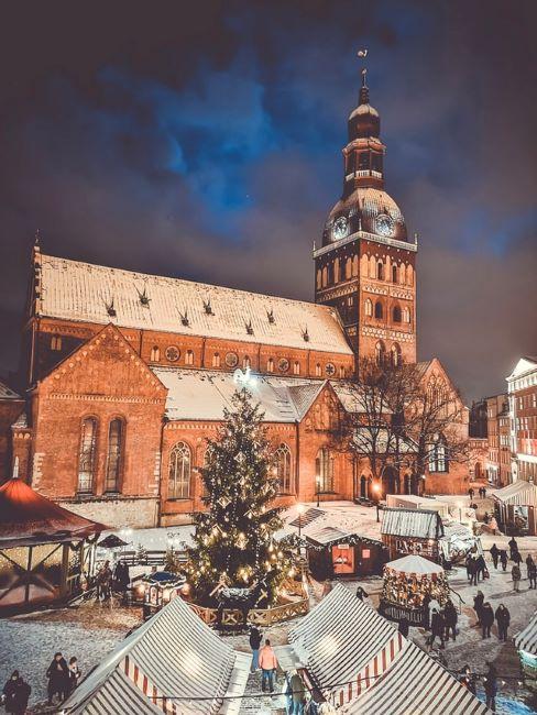 Jarmark świąteczny na tle kościoła