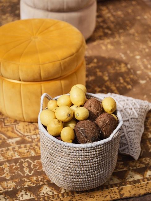 Pouf de jardin d’hver Pouf et panier avec fruits sur tapis dans le jardin d'hiver