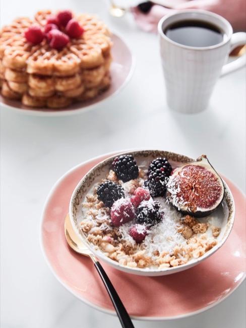 Brunch avec grand-mère Gros plan de la table du petit déjeuner avec gaufres et muesli