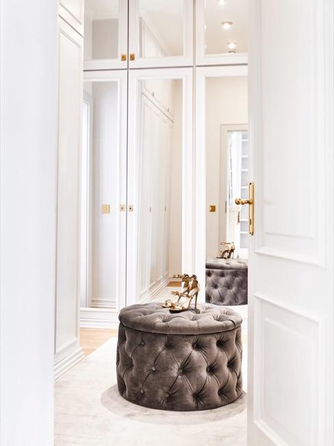 Rangement dressing Armoire de plain-pied avec miroirs et pouf au milieu