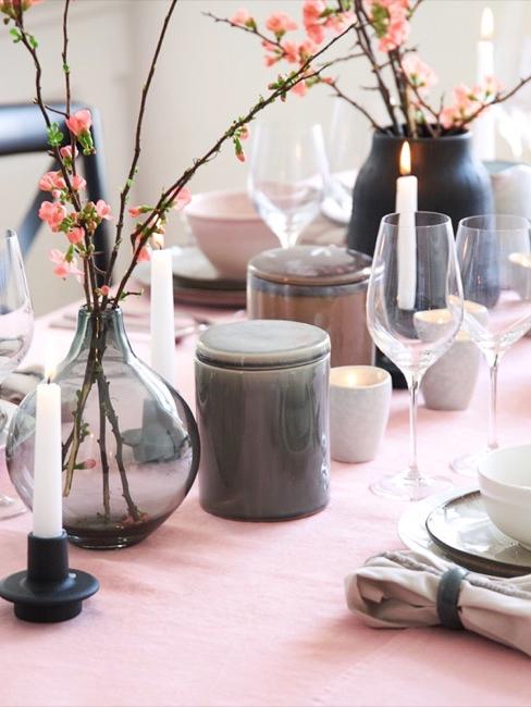 Vase en verre sur table Table avec décoration florale de vases