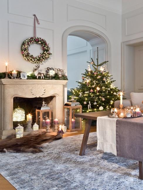 Weihnachtsbaum schmücken Geschmückter Weihnachtsbaum im Wohnzimmer