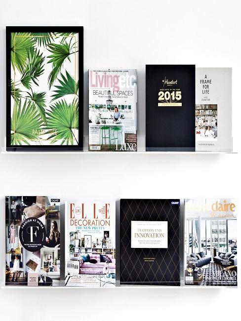 Bilder und Magazine als Deko auf Regalen