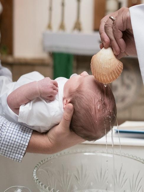 Baby wird getauft