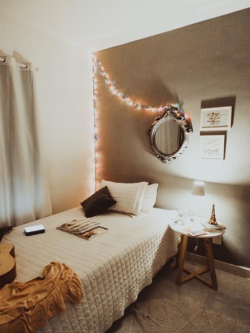 Schlafzimmer Farben Braun mit weißem Bett