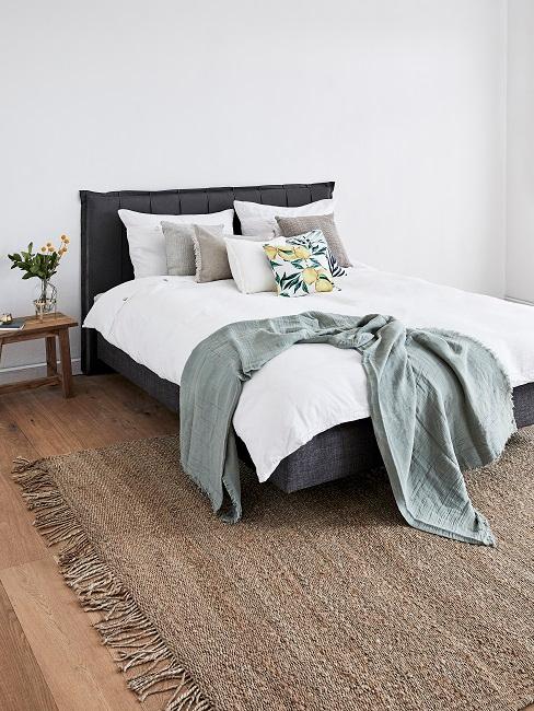 Schlafzimmer mit grauen Kissen auf dem Bett