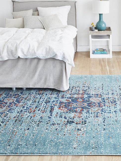 Schlafzimmer in Grau und Türkis eingerichtet