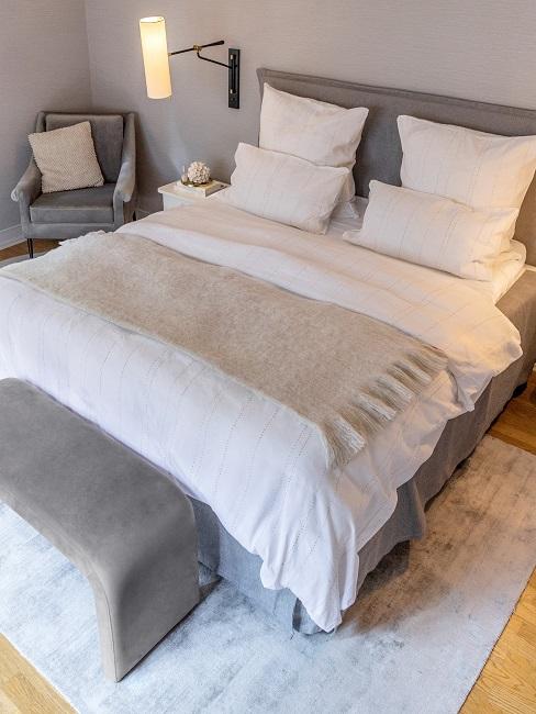 Schlafzimmer mit grauem Bett aus Samt