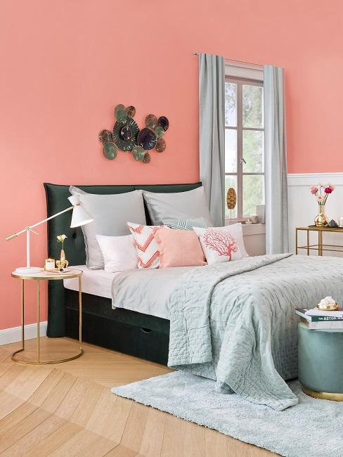 Schlafzimmer mit grauer Bettwäsche