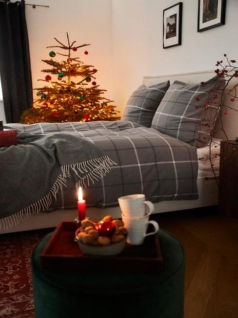 Graues Schlafzimmer mit Kerzen
