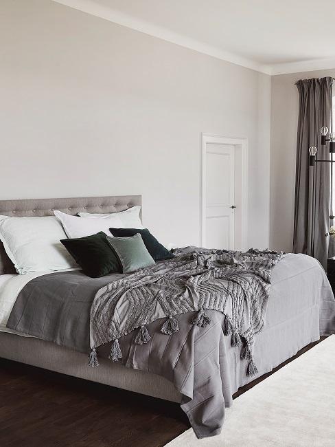 Schlafzimmer mit dunkelgrauer Bettwäsche
