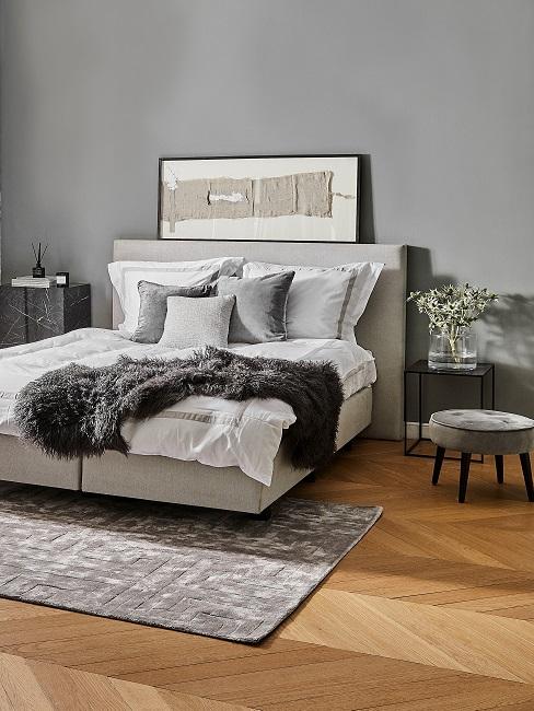 Schlafzimmer in verschiedenen Grautönen