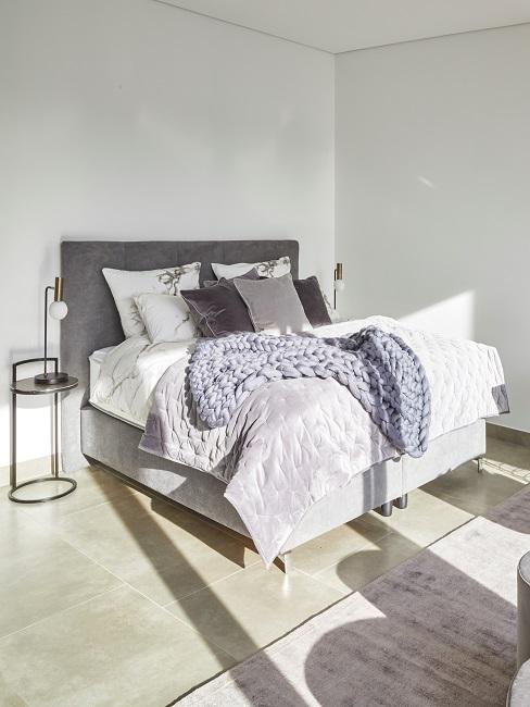 Schlafzimmer mit grauem Chunky Knit