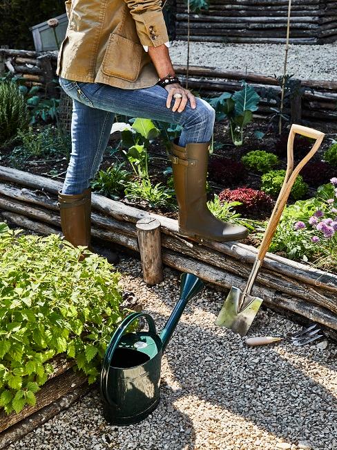 Garten Geschenke Frau steht vor Beet